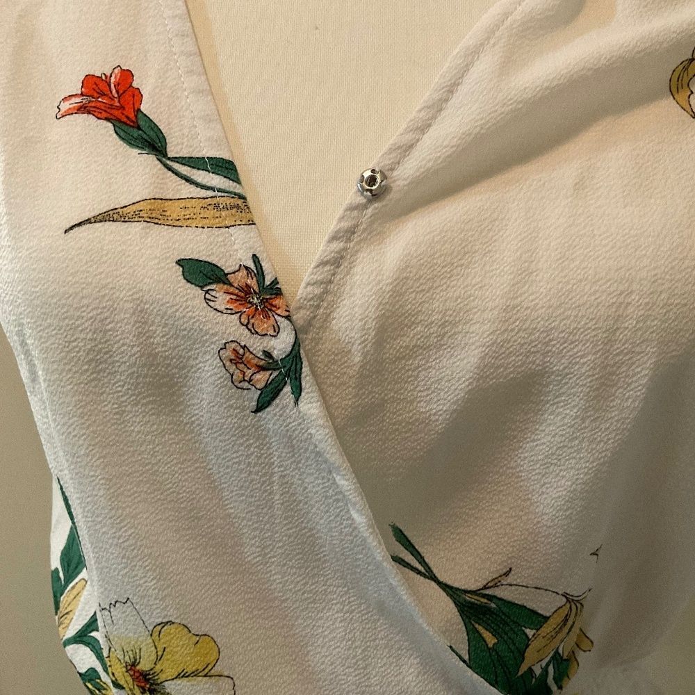 One Clothing Floral Wrap Crop Top Size XS - Picture 2 of 7